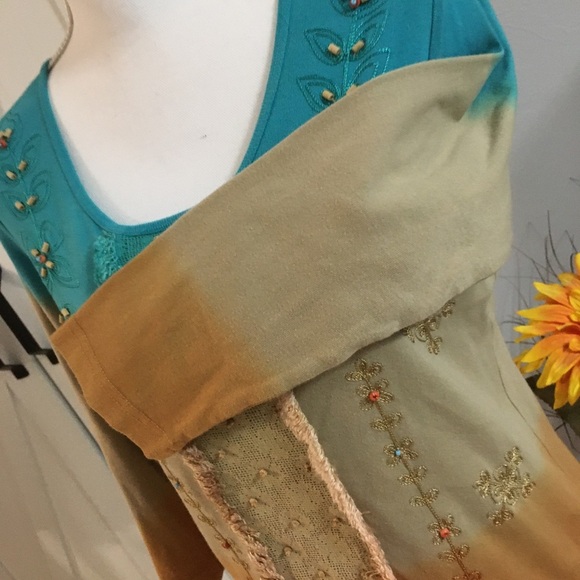 Multiples scoop neck Too. Embossed front, 3/4 Sleeve. Size small - Picture 5 of 13